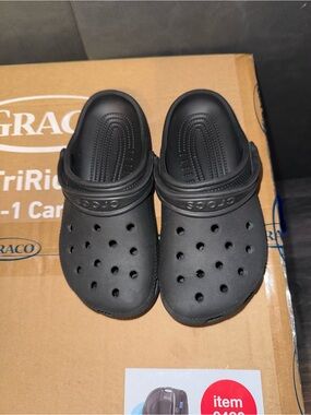 CROCS Classic Clog in Black